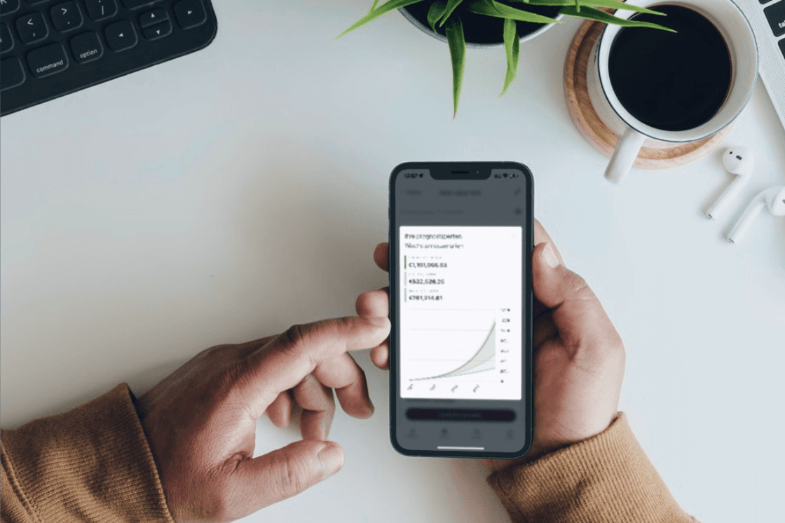 Eine Person sieht die voraussichtliche Entwicklung ihrer Liechtenstein Life Police bequem von unterwegs auf ihrem Smartphone